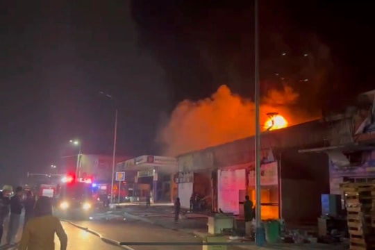 Cháy lớn tại 1 xưởng gỗ ở Bắc Ninh