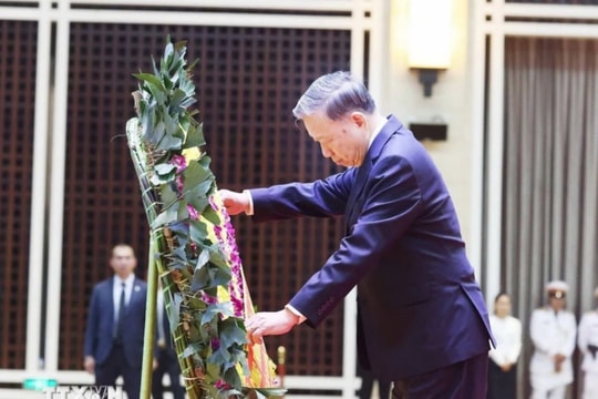 Tổng Bí thư Tô Lâm dẫn đầu đoàn Việt Nam viếng đồng chí Khamtay Siphandone