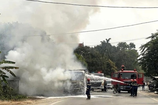 Kịp thời dập tắt đám cháy xe tải trên Quốc lộ 6