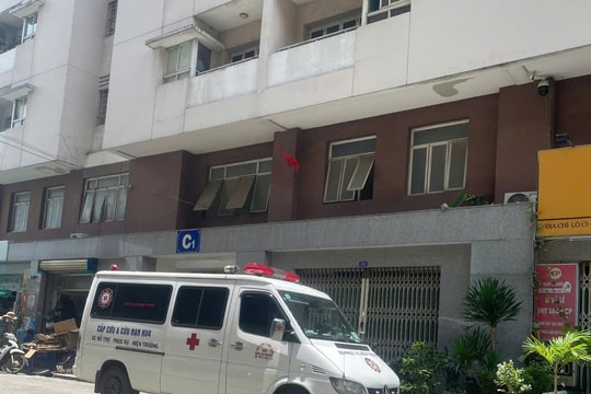 Phát hiện một thi thể phân hủy ở sân thượng chung cư