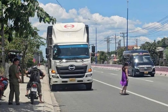 Nam tài xế đi giao hàng rồi vào nhà hoang treo cổ tự tử