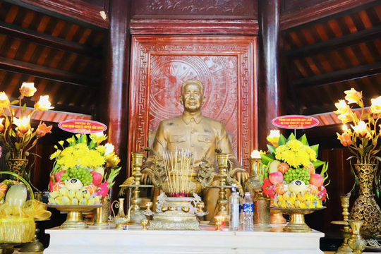 Dâng hương kỷ niệm 118 năm ngày sinh cố Tổng Bí thư Lê Duẩn