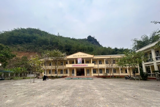 Nguy cơ sạt núi, học trò vừa học vừa run