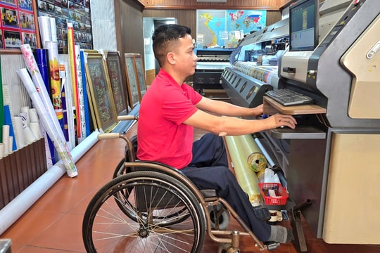 Chàng trai dị tật vươn mình thoát nghèo