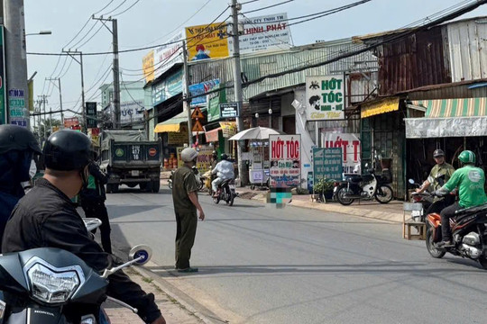 Người đàn ông chết trong tư thế ngồi úp mặt xuống đường