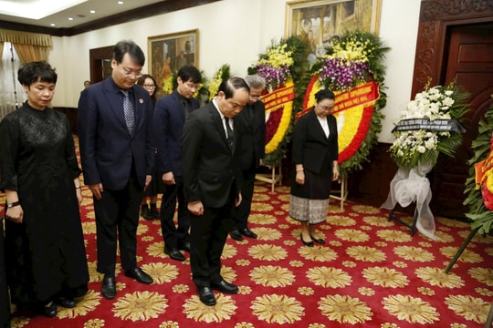 Lãnh đạo Tòa án nhân dân tối cao viếng đồng chí Khamtay Siphandone