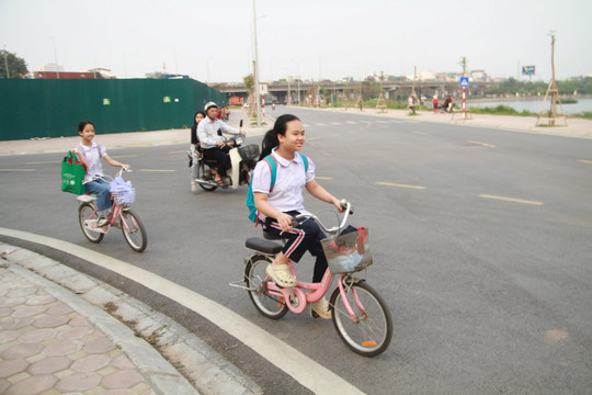 Cận cảnh tuyến đường mới ven hồ Linh Đàm
