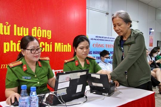 Người dân TP.HCM hào hứng đến ga Metro làm căn cước, định danh điện tử