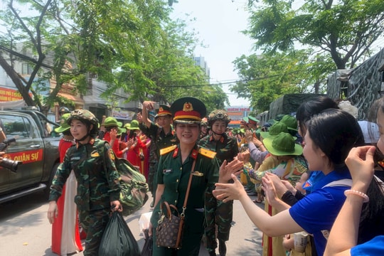 Đón cán bộ, chiến sĩ phía Bắc vào tham gia diễu binh, diễu hành 30/4