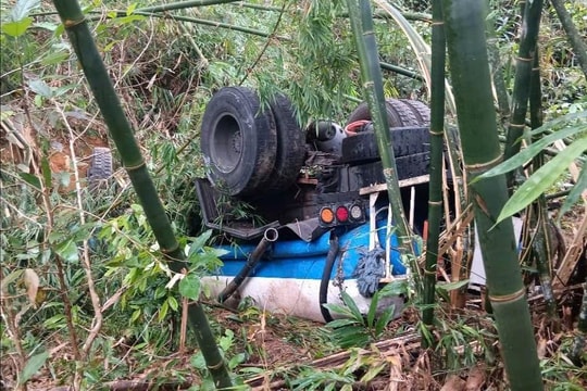 Xe bồn chở nước lao xuống vực, tài xế tử vong