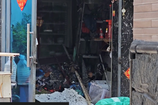 Cháy nhà trong hẻm, 2 vợ chồng đi ăn nên thoát nạn