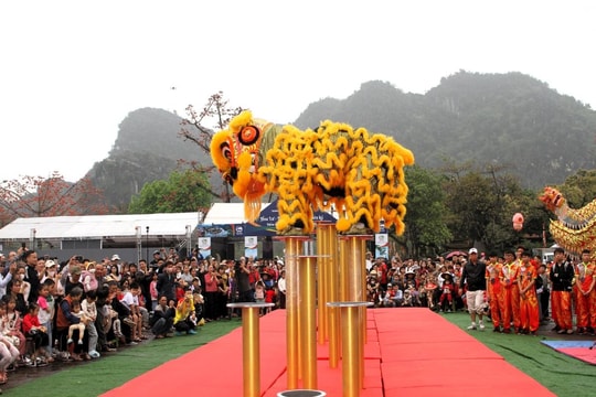 Trò chơi dân gian thu hút du khách ở Lễ hội Hoa Lư năm 2025