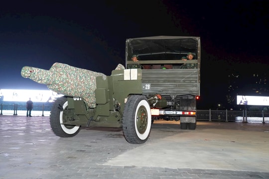 Trắng đêm lắp đặt trận địa pháo phục vụ Lễ kỷ niệm 30/4 ở TP.HCM