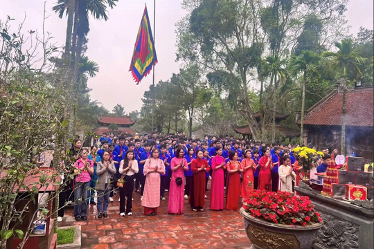 Hàng vạn du khách thập phương dâng hương các Vua Hùng tại Di tích Côn Sơn - Kiếp Bạc