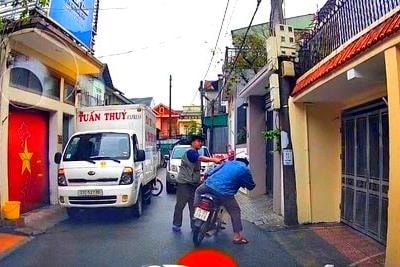 Đỗ xe chắn lối đi còn hung hăng đánh người
