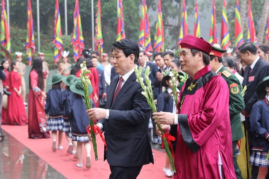 Chủ tịch nước Lương Cường dâng hương tại Đền Hùng nhân ngày giỗ Tổ