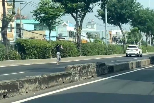 CSGT TP.HCM phạt nhiều người đi bộ sai quy định