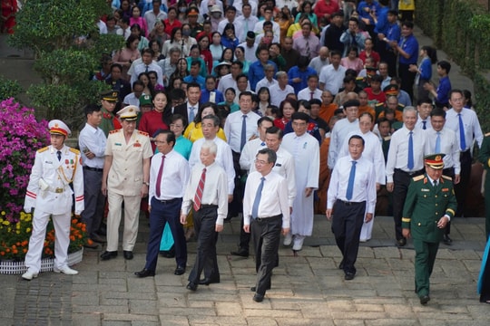 Lãnh đạo TP.HCM cùng hàng ngàn người dân dâng hương tưởng nhớ Vua Hùng