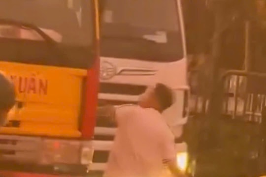 Xác minh clip nam thanh niên chặn đầu rồi đập vỡ kính xe cứu hộ