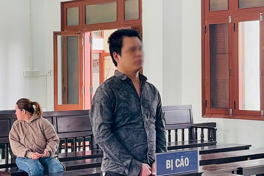 Lĩnh án tù vì mang súng đạn đến quán cà phê
