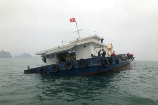 Cứu 4 thuyền viên gặp nạn trên tàu đâm phải đá ngầm ở vùng biển Cát Bà