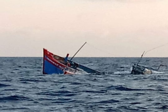 Phát hiện thêm một thi thể nghi là nạn nhân vụ chìm tàu cá ở Nghệ An