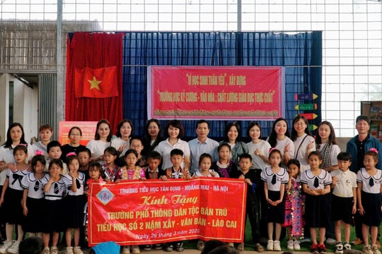 Trường Tiểu học Tân Định trao tặng thư viện, “nâng cánh ước mơ” cho trẻ nhỏ vùng cao