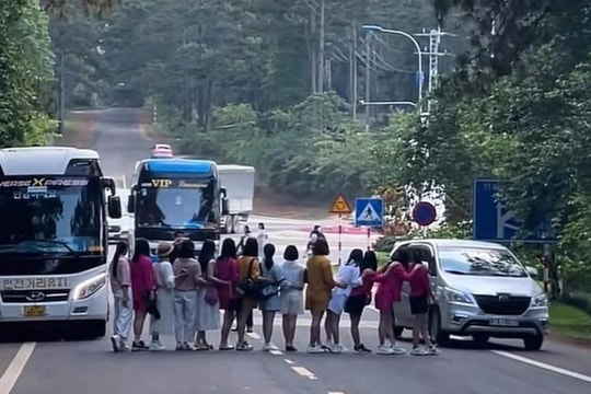 Bức xúc việc du khách dàn hàng ngang giữa đường chụp ảnh ở Măng Đen