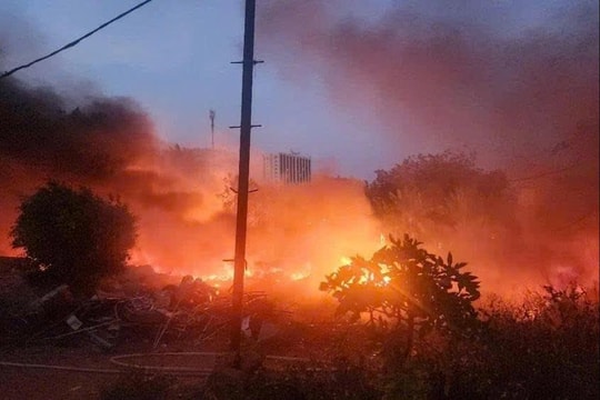 Cháy lớn bãi phế liệu, khói đen bao trùm khu phố