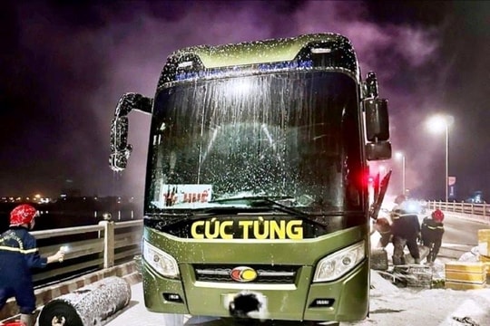 Xe giường nằm bốc cháy khi lưu thông trên đường