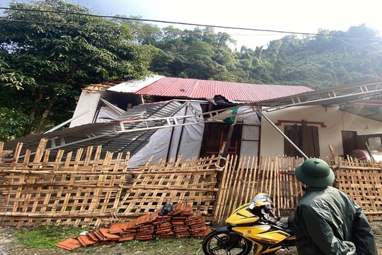 Dông lốc kèm mưa đá làm tốc mái hàng chục nhà dân