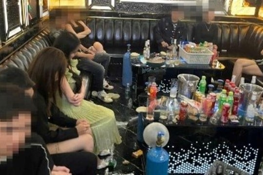 Đột kích quán karaoke, phát hiện 17 người đang sử dụng chất cấm