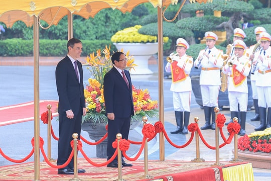 Thủ tướng Phạm Minh Chính chủ trì lễ đón Thủ tướng Tây Ban Nha