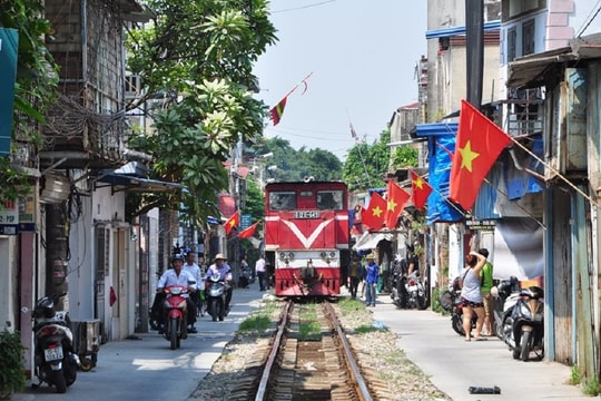 Xử lý nghiêm các trường hợp ném đá, chất bẩn lên các đoàn tàu