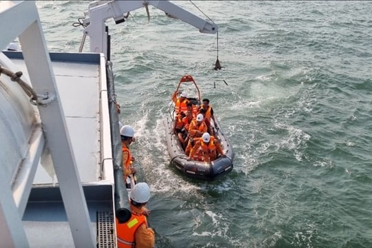 12 thuyền viên gặp nạn khi va chạm với tàu nước ngoài