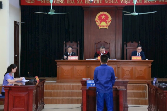 Trộm điện thoại đang sạc trong quán cà phê vắng khách