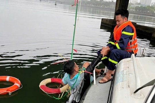 Kịp thời cứu người đàn ông nhảy cầu tự tử