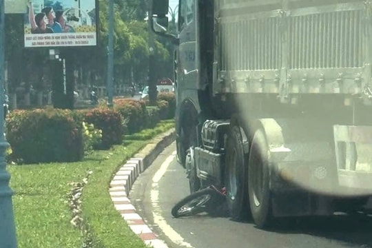 Xe đầu kéo va chạm xe máy, một người tử vong