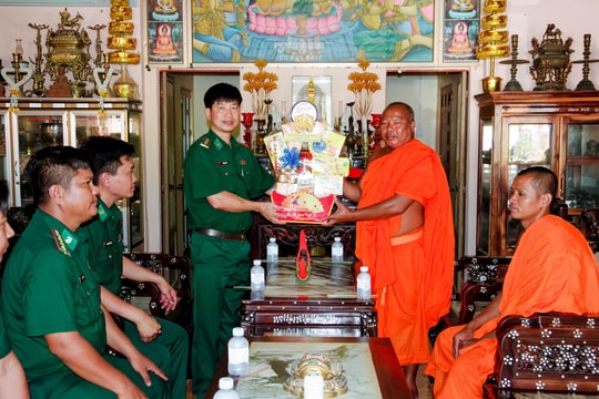 Thăm, tặng quà các chùa Khmer nhân dịp Tết cổ truyền Chôl Chnăm Thmây