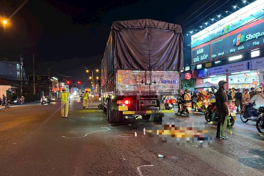 Hai người đi xe máy bị xe tải cán tử vong