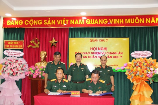 Bàn giao nhiệm vụ Chánh án Tòa án quân sự Quân khu 7
