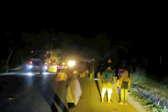 Xe khách 16 chỗ đâm vào xe tải dừng đỗ ven đường