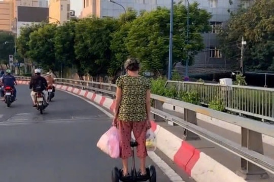 Phạt người phụ nữ đi xe điện cân bằng trên cầu
