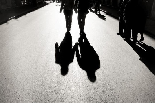 Mẹ "cuỗm" tiền và chồng tương lai của con gái