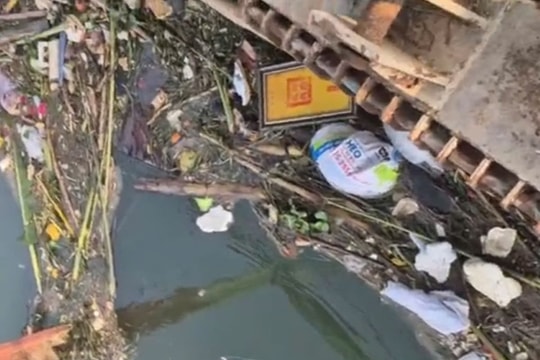 Rác thải bủa vây kênh Bắc cấp cho nhà máy nước