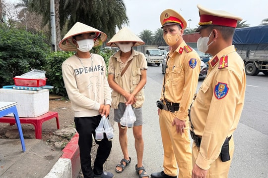 Tiểu thương liều lĩnh đu bám cabin xe tải để bán hàng ở nút giao Đại lộ Thăng Long