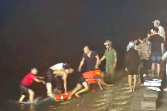 Hai người đàn ông nhảy xuống cầu cứu cô gái tự tử