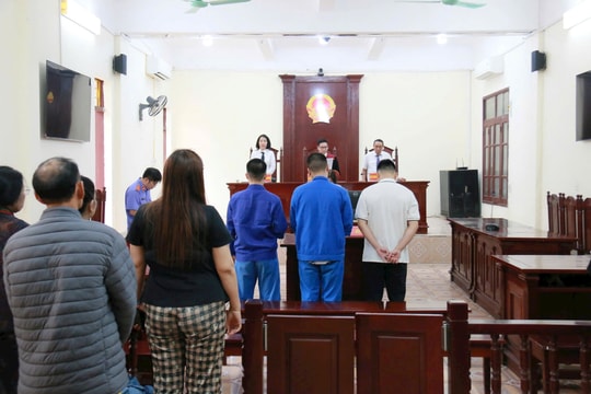 Đập phá xe ô tô, 3 đối tượng lĩnh án