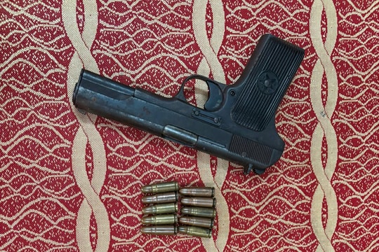 Người dân giao nộp súng cùng nhiều viên đạn