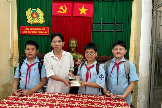 Những bông hoa quàng khăn đỏ với hành động ý nghĩa